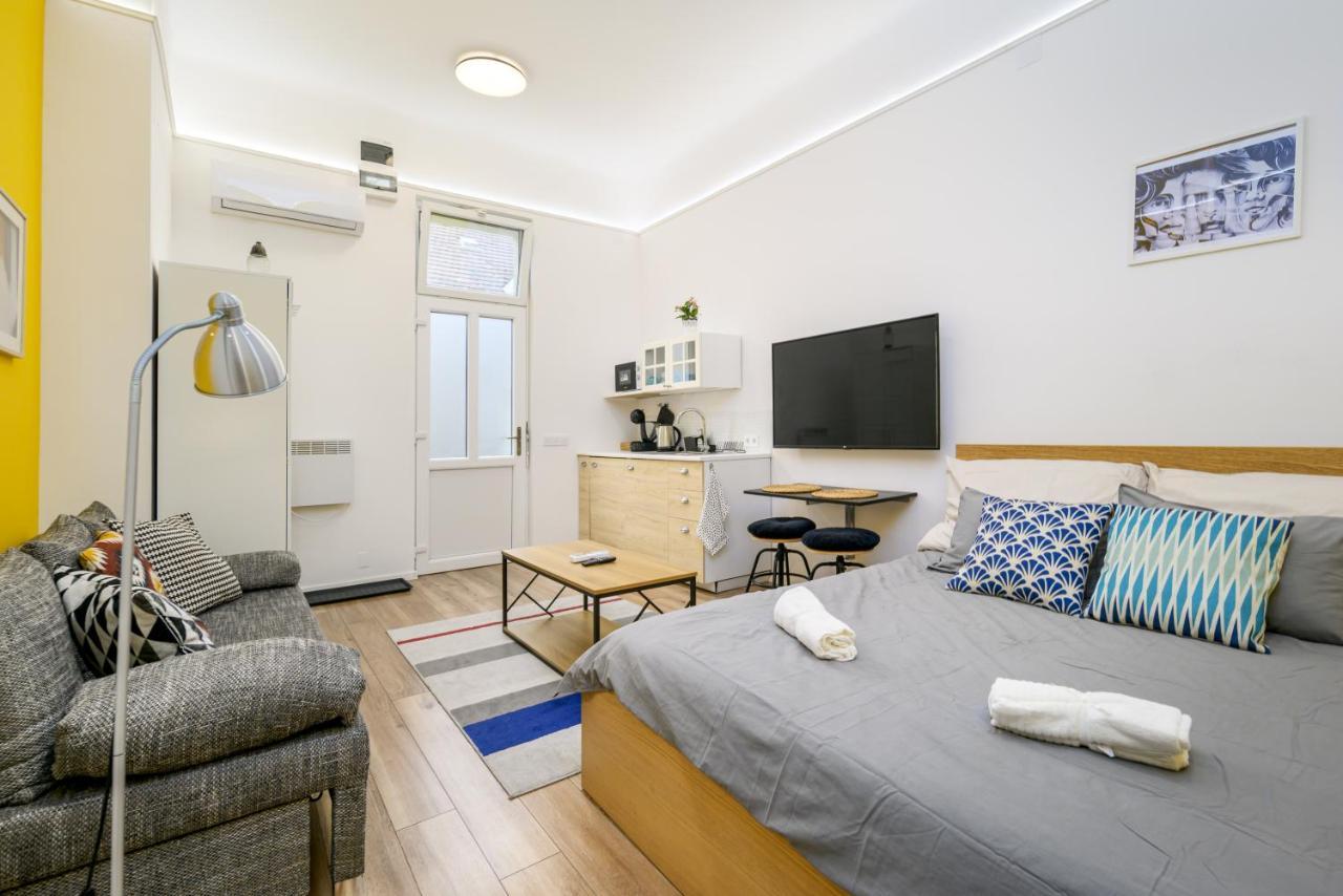 Stylish Yellow Suite In The Heart Of Budapeste Exterior foto