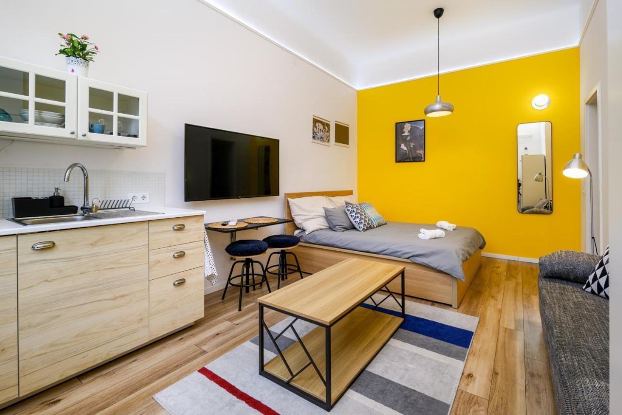 Stylish Yellow Suite In The Heart Of Budapeste Exterior foto